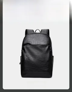 Vue détaillée du sac à dos en similicuir noir avec grain fin et poches frontales