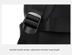 Détail de la boucle réglable et de la bandoulière en maille respirante du sac à dos noir