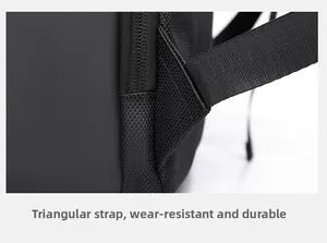 Détail des bretelles renforcées triangulaires pour un support de sac à dos durable et solide