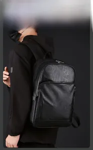 Vue latérale d'un homme portant un sac à dos professionnel en cuir noir vintage spacieux