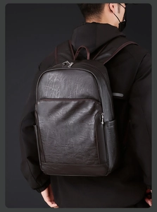 Détail d'un sac à dos d'affaires en cuir PU marron foncé avec grain lychee et zips en métal