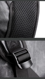 Détail des bretelles en maille respirante et boucle réglable sur un sac à dos noir en PU
