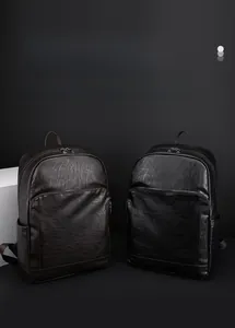 Détail des fermetures à glissière et de la poignée d'un sac à dos en cuir PU pour hommes