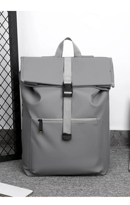 Détail du sac à dos gris à fermeture par enroulement avec boucle et tissu imperméable