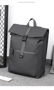 Détail du sac à dos gris foncé à fermeture roll-top montrant la boucle et le tissu