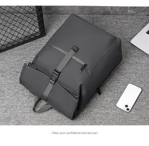 Détail d'un sac à dos d'affaires gris foncé imperméable avec finition mate et boucle