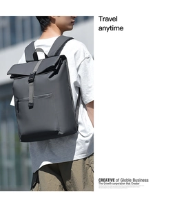 Détail d'un sac à dos étanche gris foncé avec fermeture à boucle pour le trajet quotidien