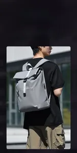 Détail du sac à dos gris à fermeture par enroulement avec tissu imperméable et boucle