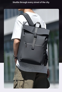 Sac à dos gris imperméable avec fermeture par enroulement et bretelles rembourrées en ville
