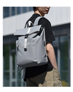 Sac à dos gris clair imperméable à fermeture roll-top vue de dos en milieu urbain