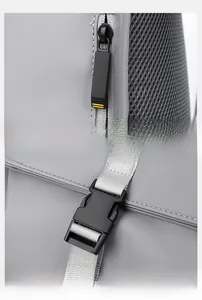 Détails de la fermeture éclair noire et boucle plastique sur sac à dos gris
