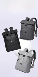 Trois sacs à dos enroulables minimalistes en noir, gris foncé et gris clair