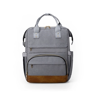 Sac à dos étanche pour ordinateur portable avec base en cuir marron et détails dorés