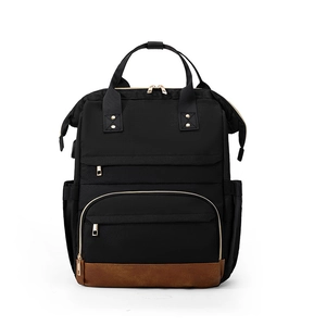 Détail du sac à dos professionnel étanche avec port USB et base en similicuir brun