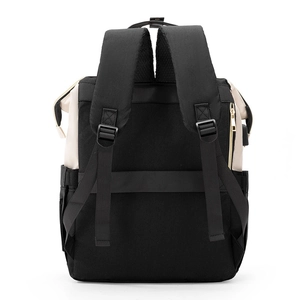 Vue détaillée des bretelles rembourrées en S et de la sangle bagage du sac à dos bicolore