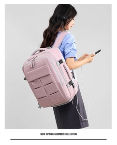 Zaino da viaggio rosa impermeabile con porta USB e spallacci ergonomici imbottiti