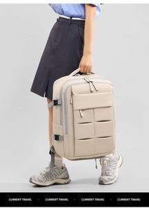 Dettaglio dello zaino da viaggio beige con fibbia laterale e trama in nylon impermeabile