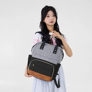 Détail d'un grand sac à dos imperméable avec design tricolore gris noir et marron