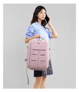 Dettaglio dello zaino rosa con porta di ricarica USB esterna e tessuto impermeabile