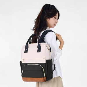 Vue latérale du sac à dos étanche en beige, noir et marron avec empiècements en cuir