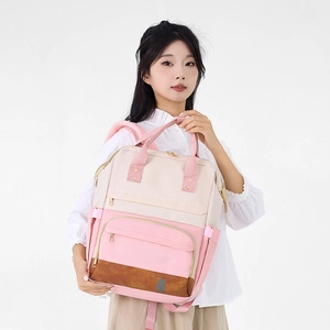 Sac à dos d'ordinateur tricolore à poches multiples porté par un mannequin