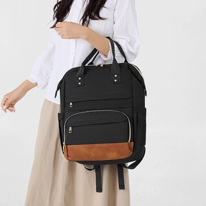 Détail du sac à dos professionnel imperméable avec base en simili cuir brun et zips dorés