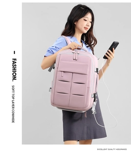 Zaino in pelle rosa con porta di ricarica USB esterna e dettaglio trama a griglia