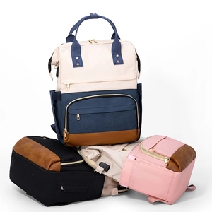 Gros plan de sacs à dos imperméables en quatre couleurs avec port USB et base en cuir