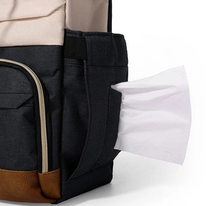 Détail de la poche latérale pour mouchoirs sur un sac à dos tricolore imperméable