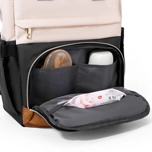 Poche avant zippée du sac à langer rose et noir montrant le rangement du biberon