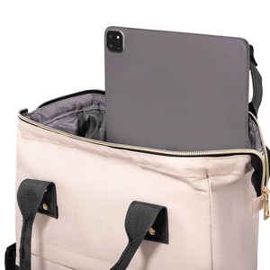 Intérieur spacieux du sac cabas beige contenant une grande tablette avec fermeture