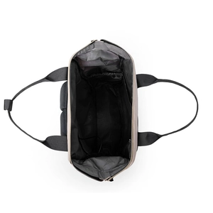 Vue de dessus de l'intérieur spacieux avec poches de rangement et câble USB en sac beige