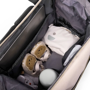 Compartiment interne avec espace ordinateur et poches de rangement pour articles bébé