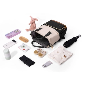Vue à plat montrant la grande capacité et le compartiment principal du sac à dos beige