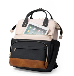 Poche avant zippée du sac à dos tricolore montrant l'espace pour une tablette