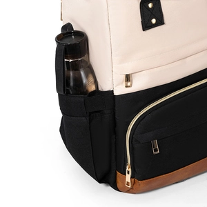 Détail de la poche latérale du sac à dos pour ordinateur avec gourde et zips dorés