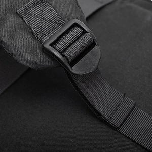 Détail de couture en croix renforcée sur les bretelles réglables du sac à dos