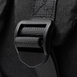 Gros plan sur la boucle en plastique noir et la sangle en nylon du sac à dos étanche