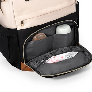 Poche avant du sac à dos étanche montrant les compartiments intérieurs en maille