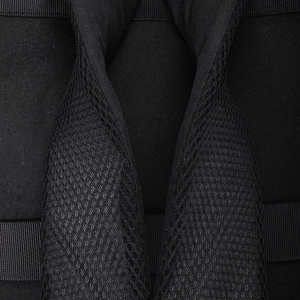 Détail des bretelles en maille respirante et sangles en nylon du sac à dos noir