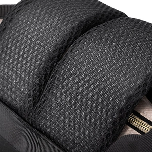 Vue macro du matériau en maille noire respirante avec fermeture éclair dorée