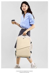 Nahaufnahme des beigen minimalistischen Rucksacks mit schrägem Reißverschlussfach