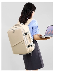 Details eines minimalistischen Business-Laptops-Rucksacks mit seitlichem USB-Anschluss