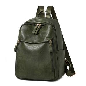 Sac à dos vert foncé en simili cuir souple pour femme avec détails métalliques dorés