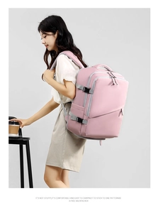 Detailansicht des rosa wasserdichten Nylon-Rucksacks mit Reißverschlüssen und Schnallen