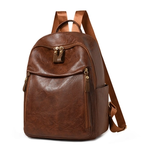 Détail d'un sac à dos en similicuir marron avec poches multiples et sangles réglables