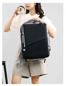 Detailansicht des wasserdichten schwarzen Business-Rucksacks mit seitlichen Schnallen