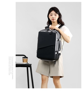 Detail eines großen schwarzen Business-Rucksacks mit Seitenschnallen am Modell