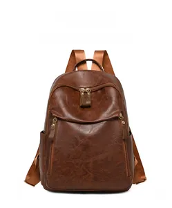 Détails du sac à dos marron en cuir synthétique avec texture grainée et finitions dorées