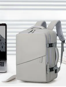 Detailansicht grauer wasserdichter Business-Rucksack mit USB-Anschluss und Seitengriff